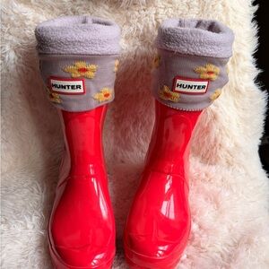 Short Hunter Bright Red Gloss Rain Boots with Gray Floral Cuffs
